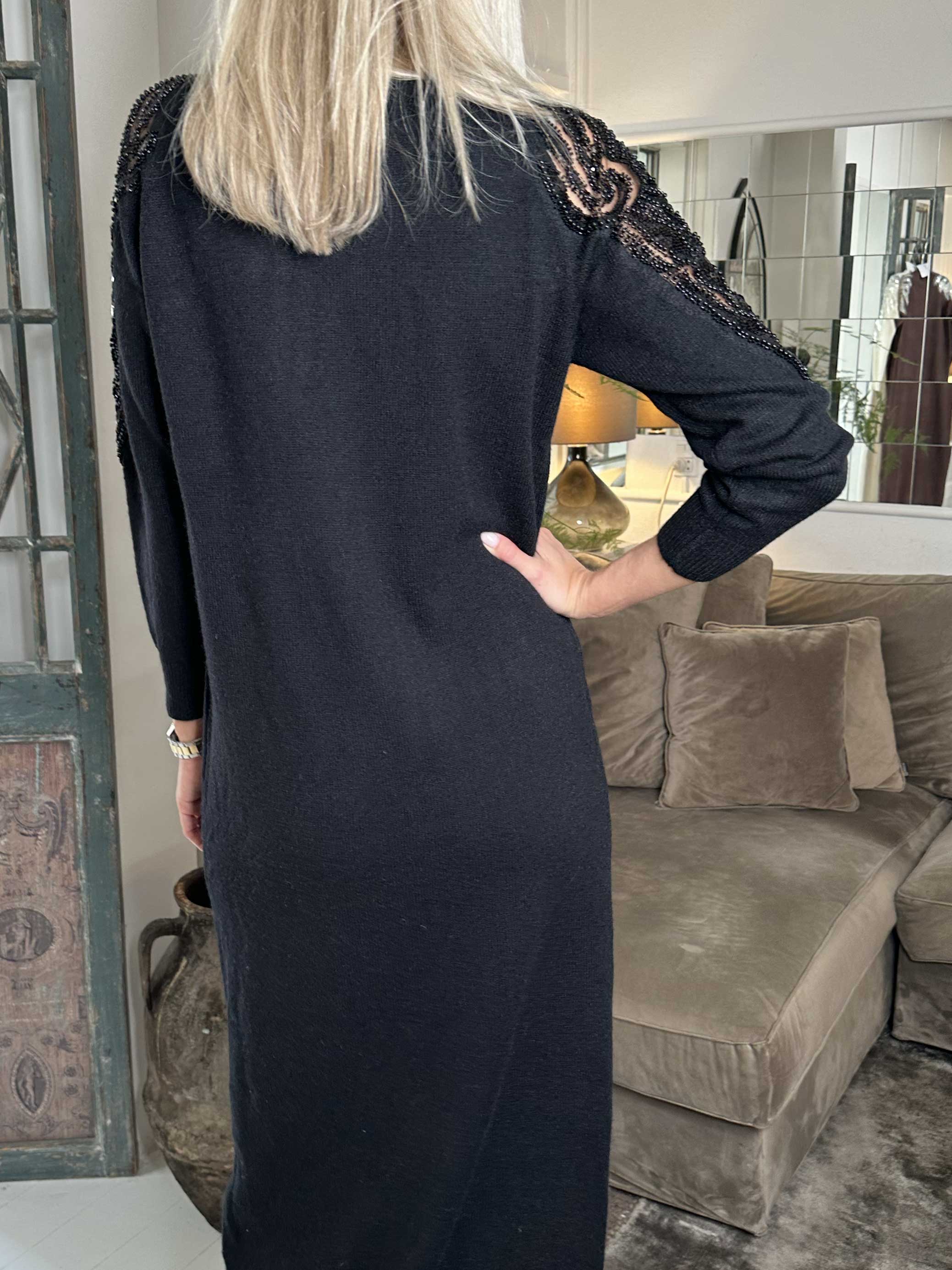 Laila - Stickad klänning med paljetter och pärlor på axlarna